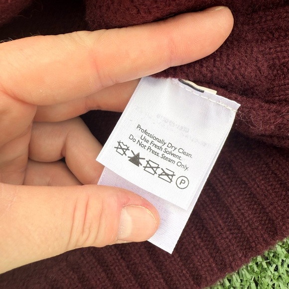 Eddie Bauer 100% lambswool Women's Red and Maroon Turtleneck Sweater - Picture 6 of 6